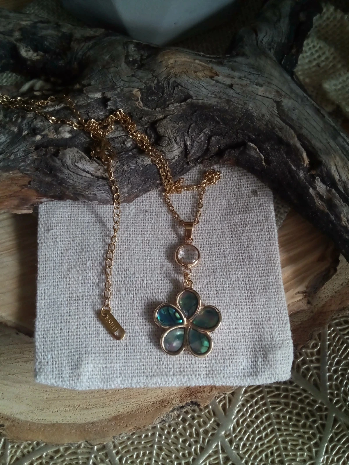 Collier fleur en ormeaux et connecteur en cristal de roche – photo 2